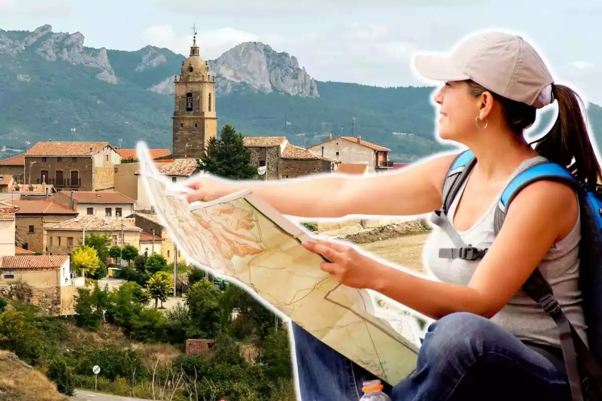 Montaje con un paisaje de un pueblo en medio de la montaña y una mujer con una mochila y un mapa
