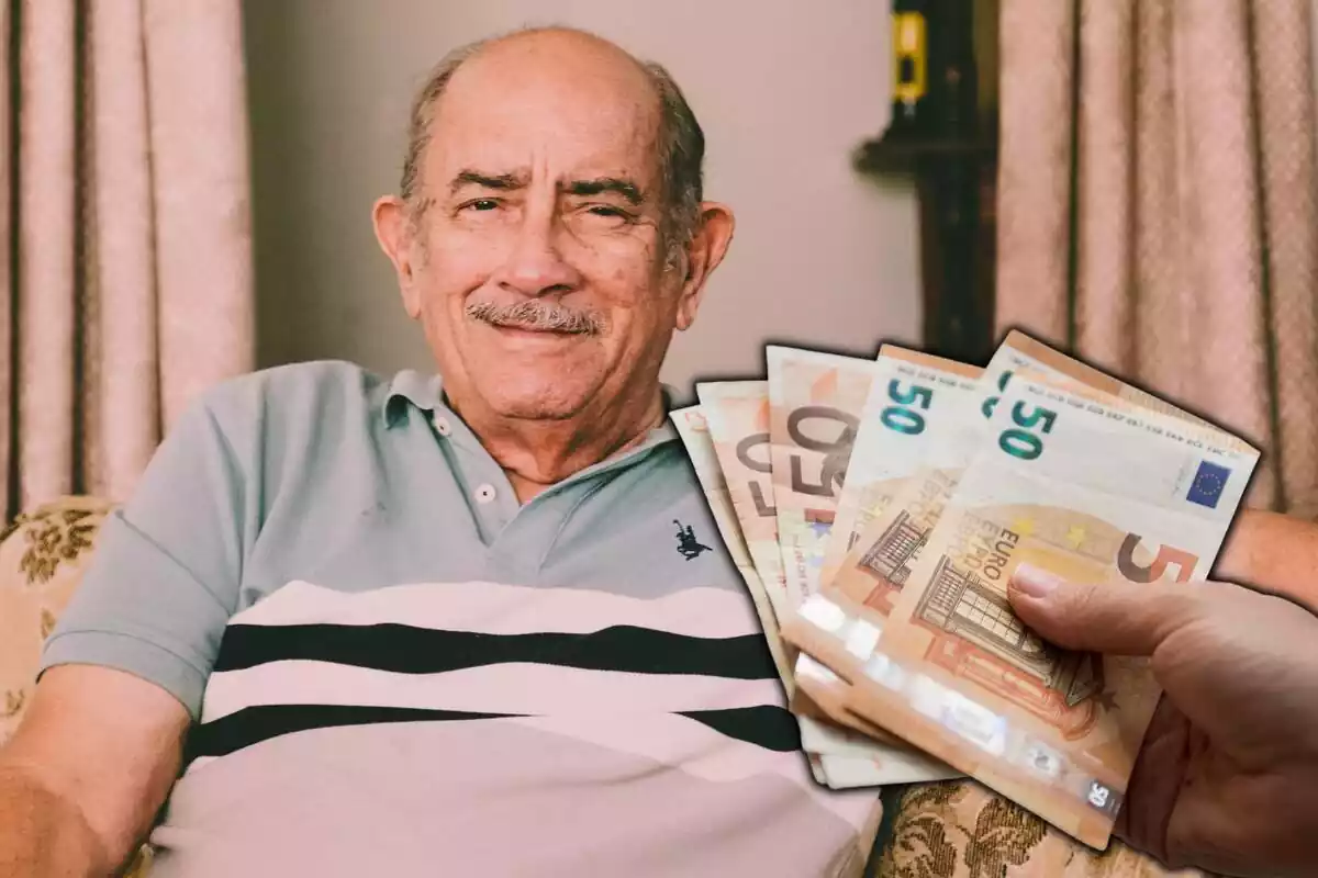 Montaje de un señor mayor sentado en un sofá y a su derecha una mano sujetando billetes de euro de 50 €`