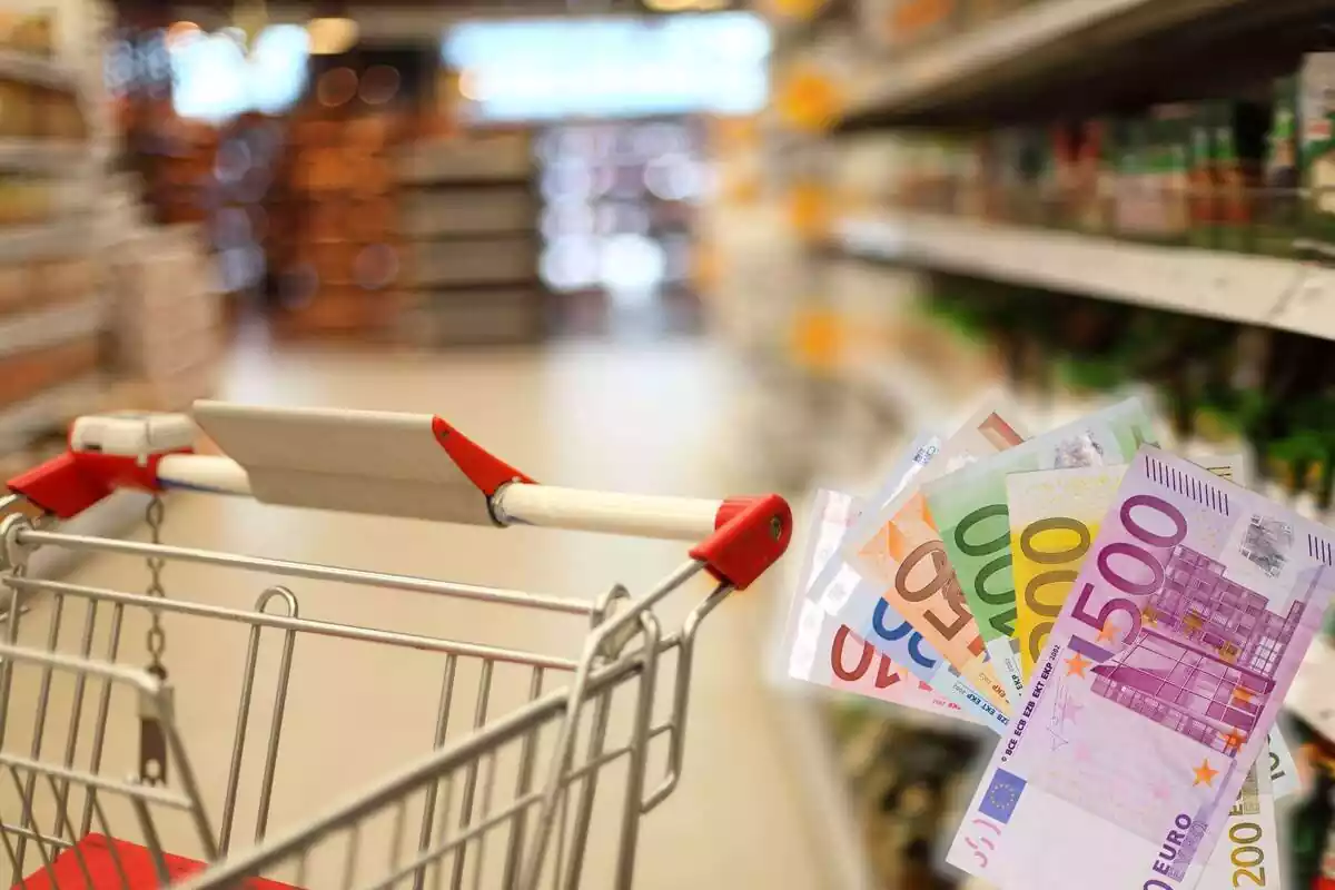 Montaje de un supermercado y un fajo de billetes variados de euro