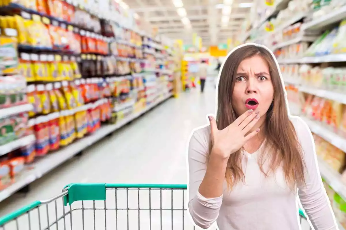 Montaje del pasillo de un supermercado y una chica asustada o sorprendida