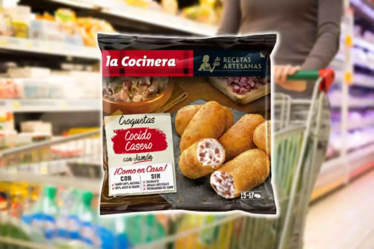 Montaje con una persona con un carrito en un supermercado de fondo y la bolsa de croquetas de cocido de la marca La Cocinera