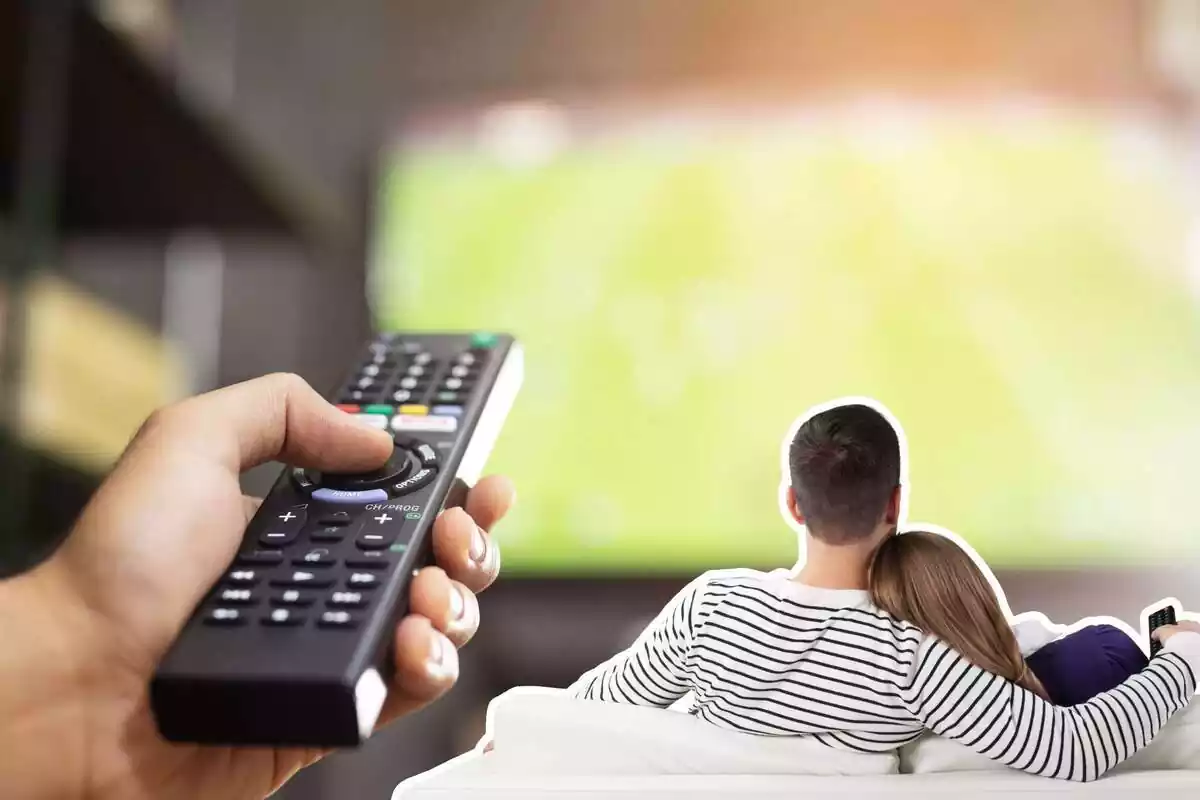 Montaje de un mando programando una televisión y un sofá con una pareja sentada