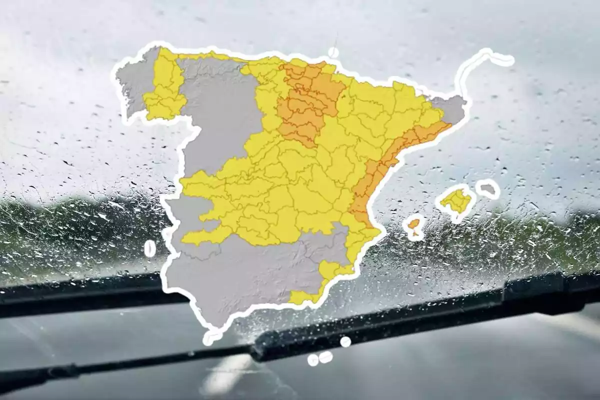 Montaje de lluvia a través de una ventana de un coche y un mapa meteorológico con alertas por lluvia