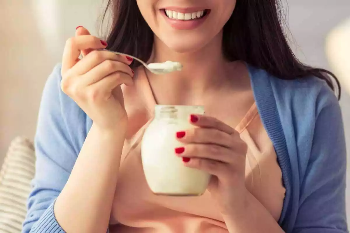 Mujer comiendo un yogur