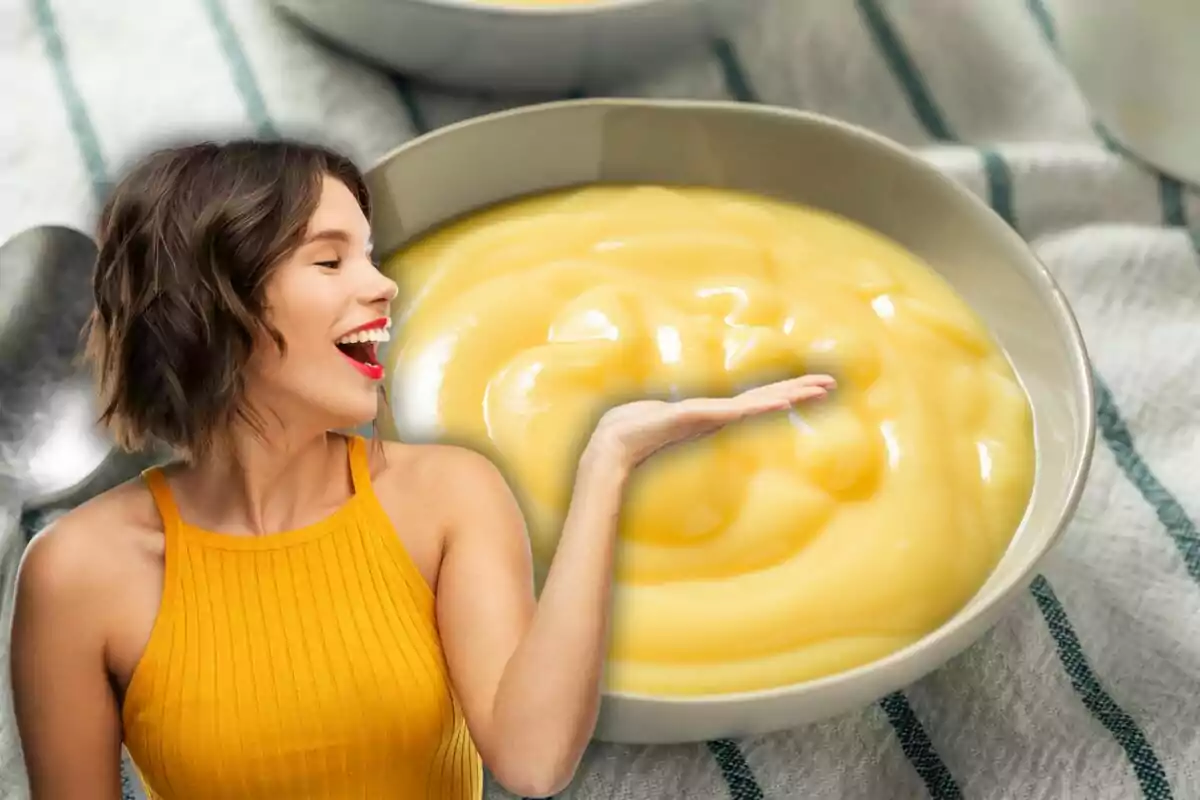 Una mujer sonriente con un vestido amarillo parece sostener un tazón de pudín de vainilla.