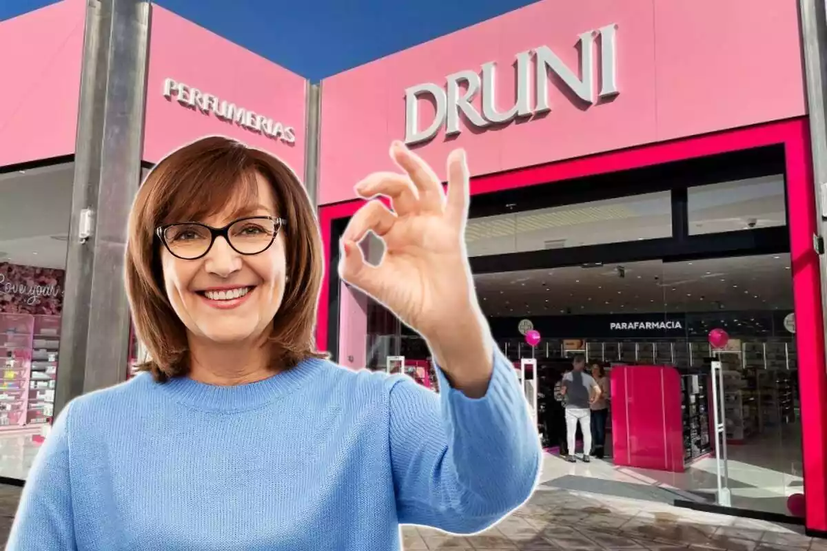 Mujer con gafas haciendo gesto de 'ok' y tienda Druni de fondo