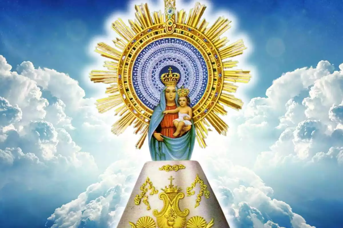 Retrato de Nuestra Señora del Pilar con una imagen de fondo de un cielo azul con nubes