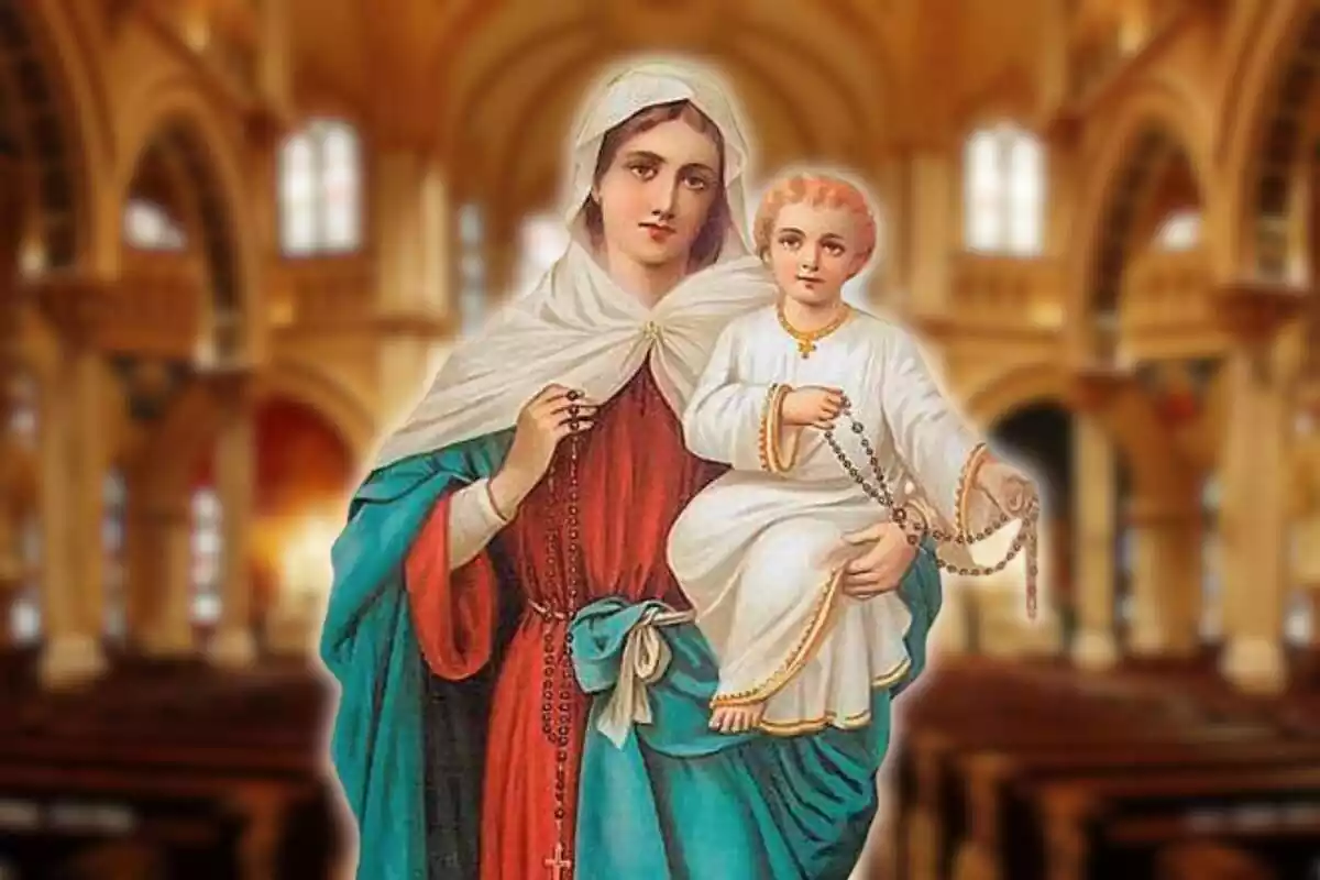 Retrato de la Virgen María con el Niño Jesús con una imagen difuminada de fondo de una iglesia
