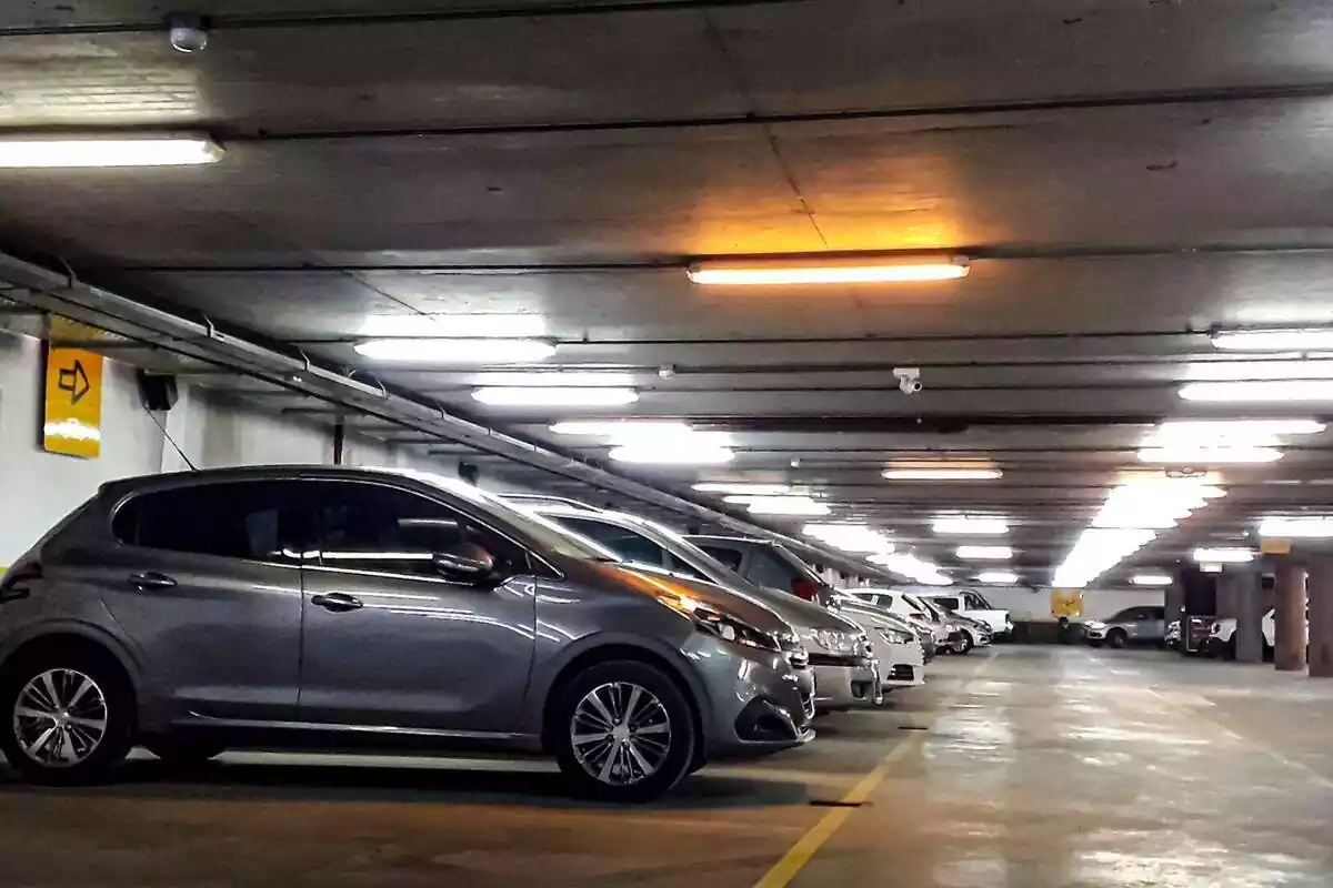 Parking subterráneo con coches aparcados