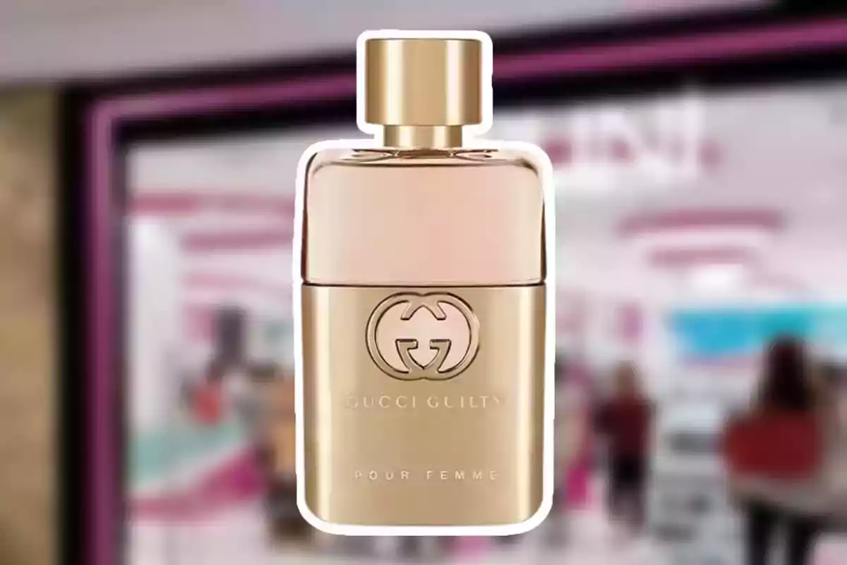 Una botella de perfume dorada con el logo de Gucci y las palabras Una botella de perfume dorada con el logo de Gucci y las palabras