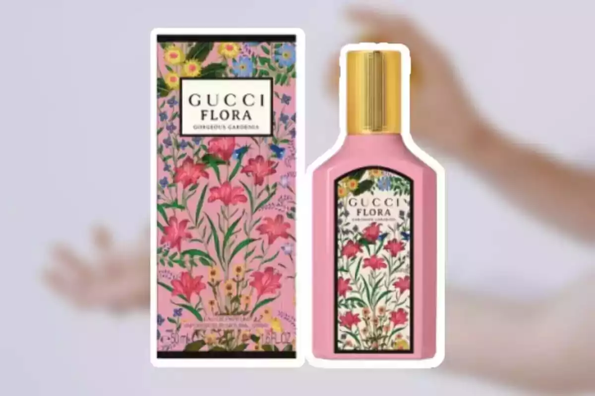 Una botella de perfume y su caja con un diseño floral colorido sobre un fondo desenfocado. Una botella de perfume y su caja con un diseño floral colorido sobre un fondo desenfocado.