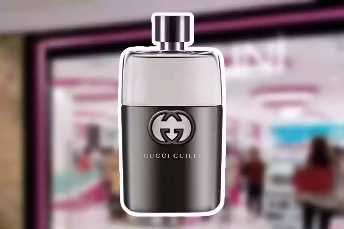 Una botella de perfume con diseño elegante y moderno, con un logotipo en el centro, sobre un fondo desenfocado de una tienda. Una botella de perfume con diseño elegante y moderno, con un logotipo en el centro, sobre un fondo desenfocado de una tienda.