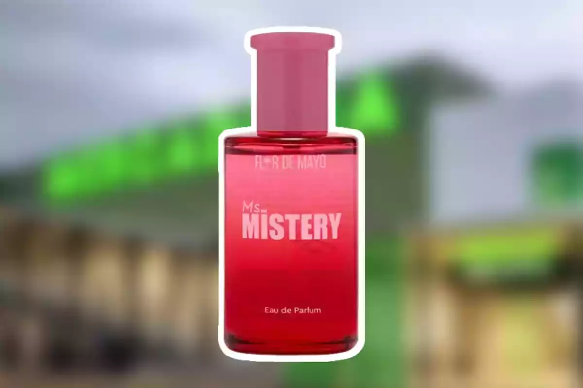 Botella de perfume rojo con la etiqueta Botella de perfume rojo con la etiqueta