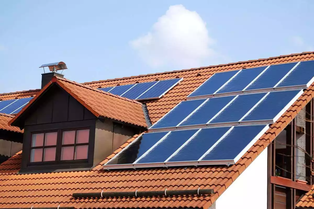 Placas solares encima del tejado de una casa