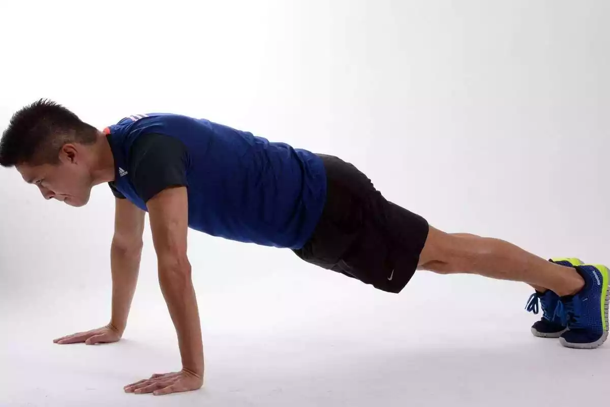 Un hombre haciendo un ejercicio de plancha
