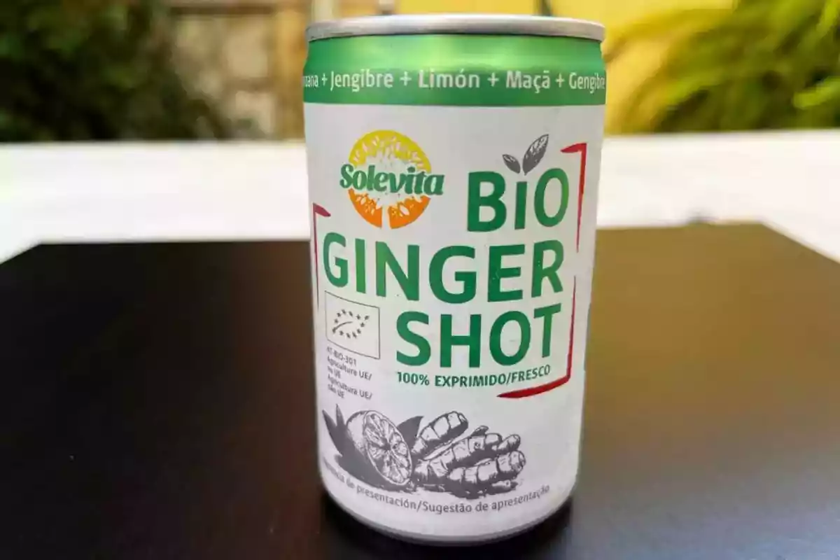 Lata de bebida Solevita Bio Ginger Shot con ingredientes de manzana, jengibre y limón, 100% exprimido y fresco. Lata de bebida Solevita Bio Ginger Shot con ingredientes de manzana, jengibre y limón, 100% exprimido y fresco.