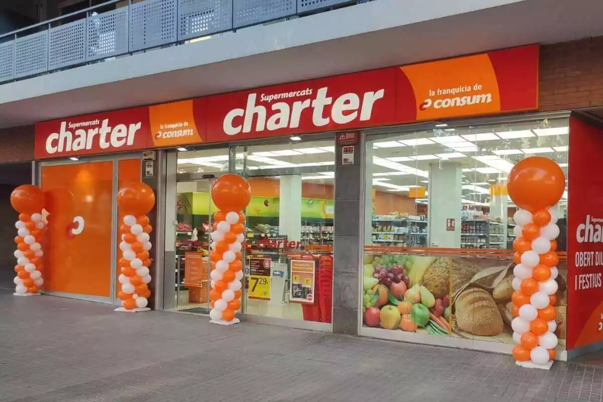 Primer plano exterior de la tienda Charter Consum