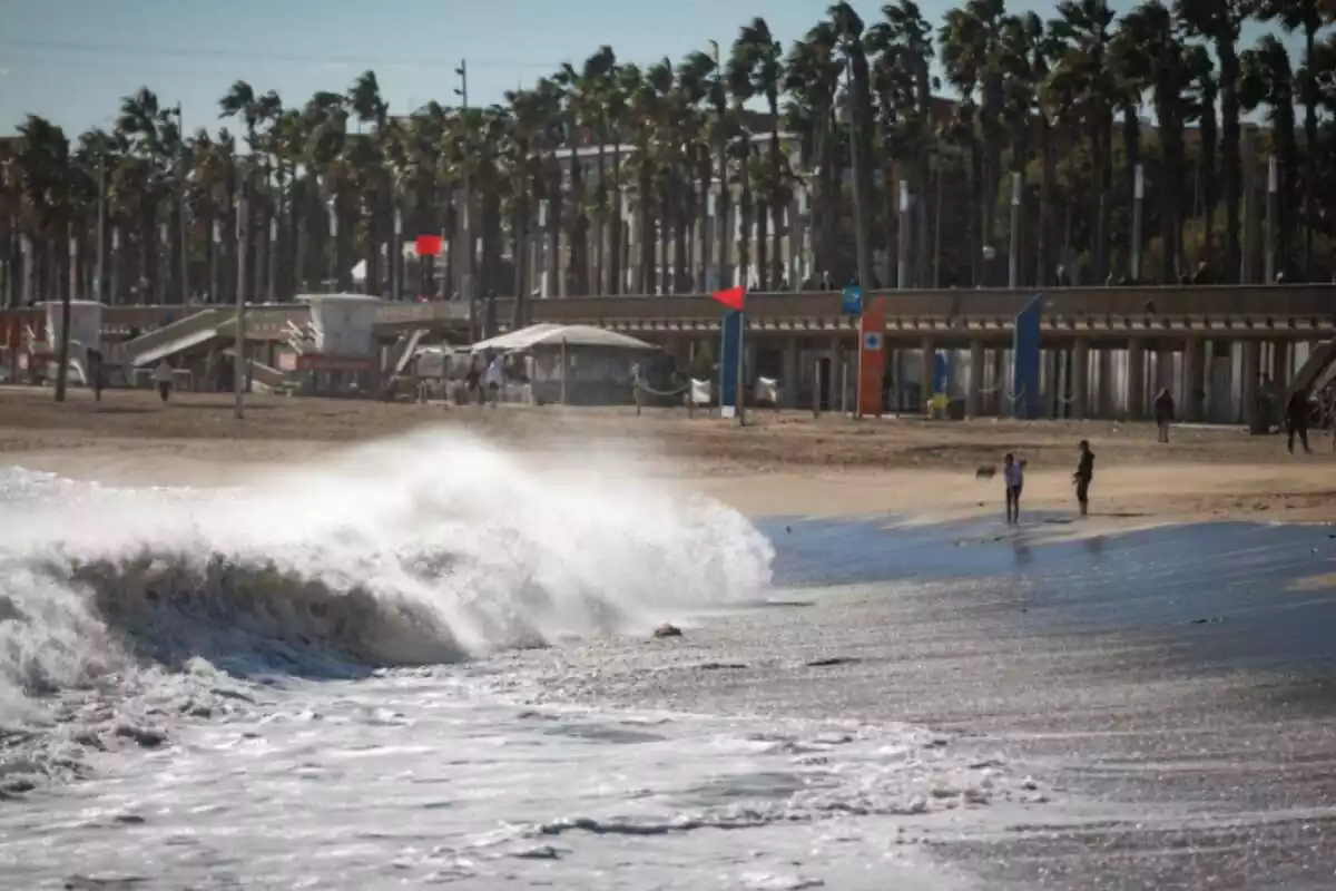 Imagen panorámica de la playa de la Barceloneta en un día con olas fuertes