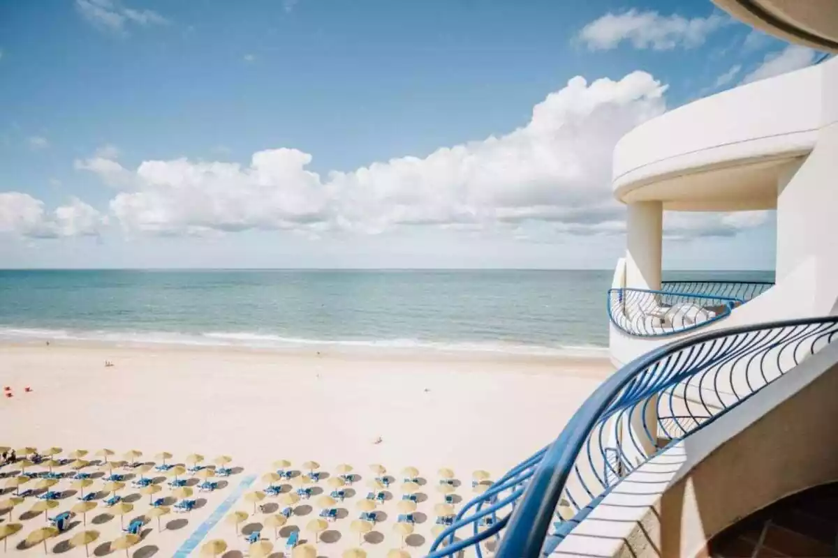 Playa de la Victoria, en Cádiz, vista desde un balcón