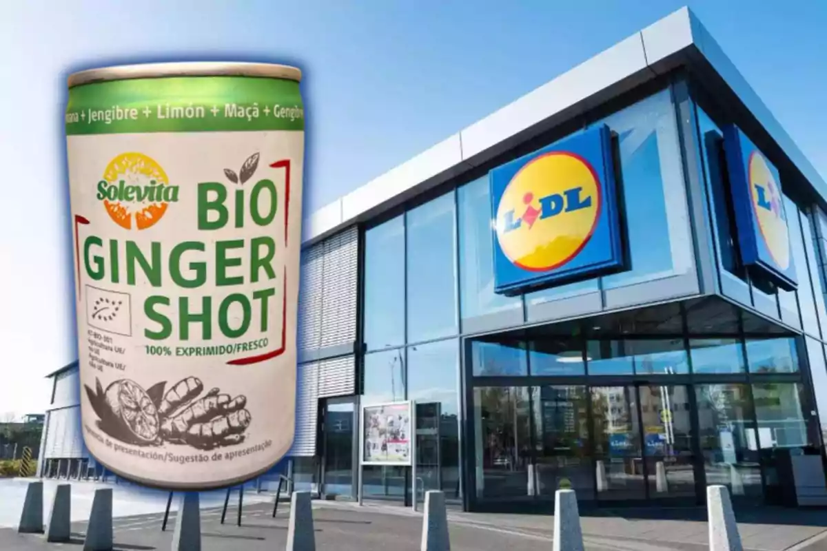 Una lata de Bio Ginger Shot de Solevita se muestra frente a la entrada de una tienda Lidl.