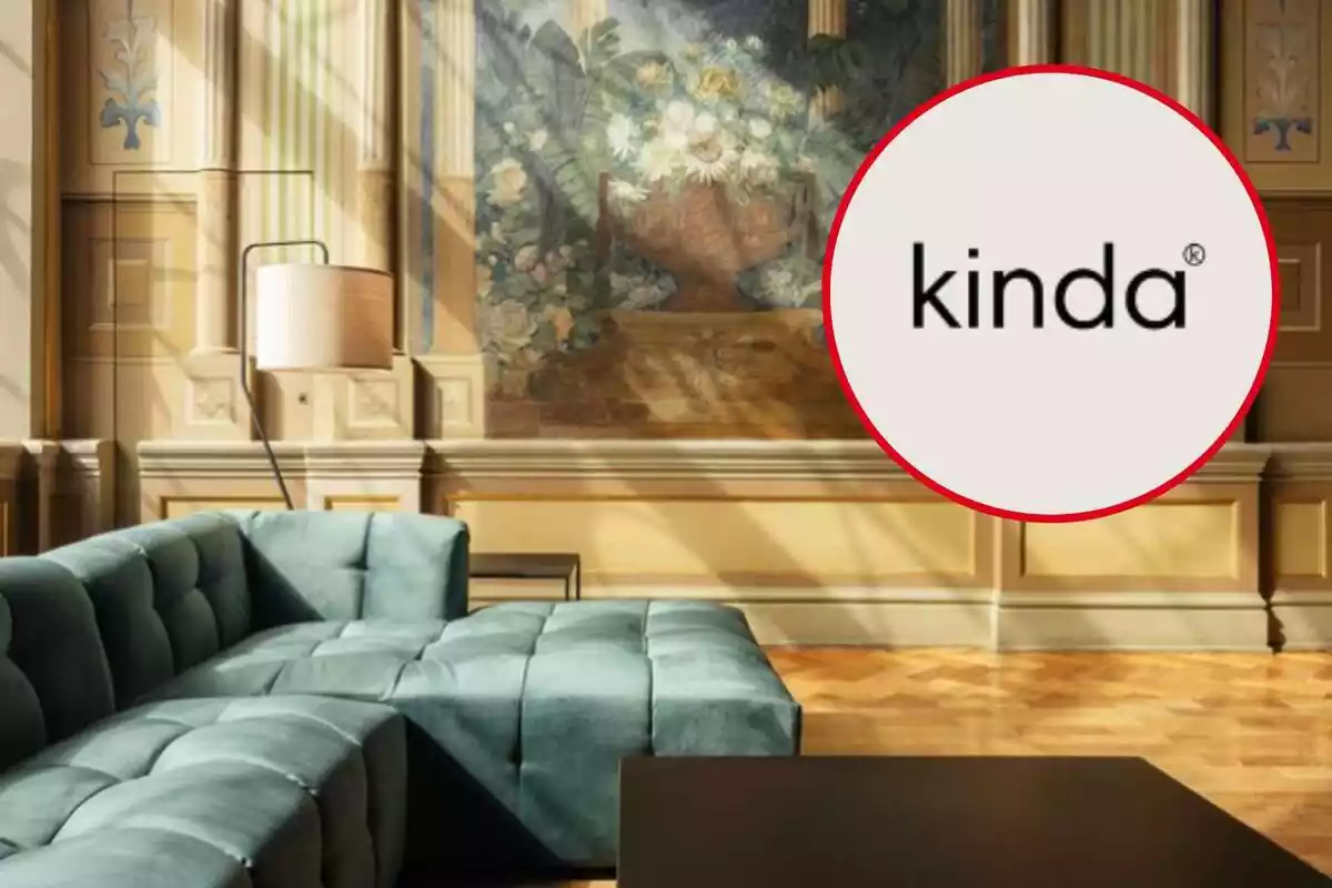Salón con un sofá verde y una imagen destacada del logo de Kinda