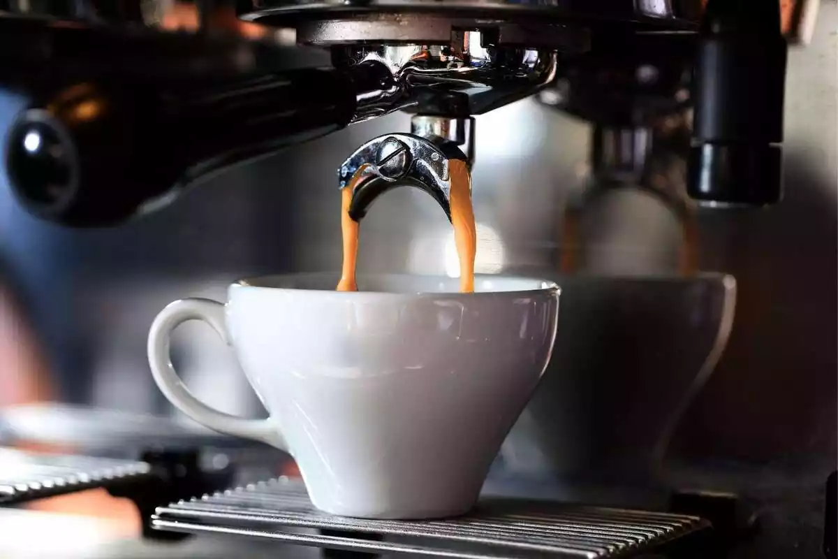 Primer plano de una cafetera haciendo café