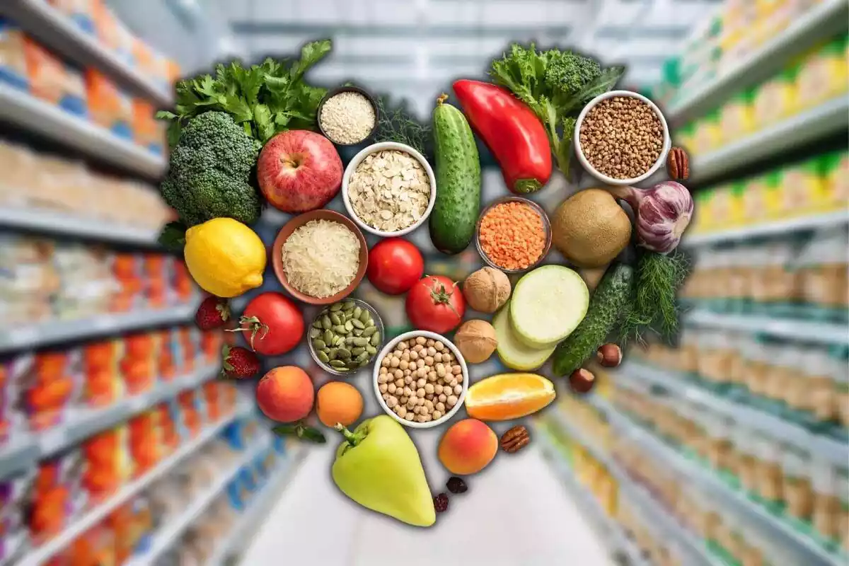 Conjunto de alimentos saludables con un fondo de un supermercado