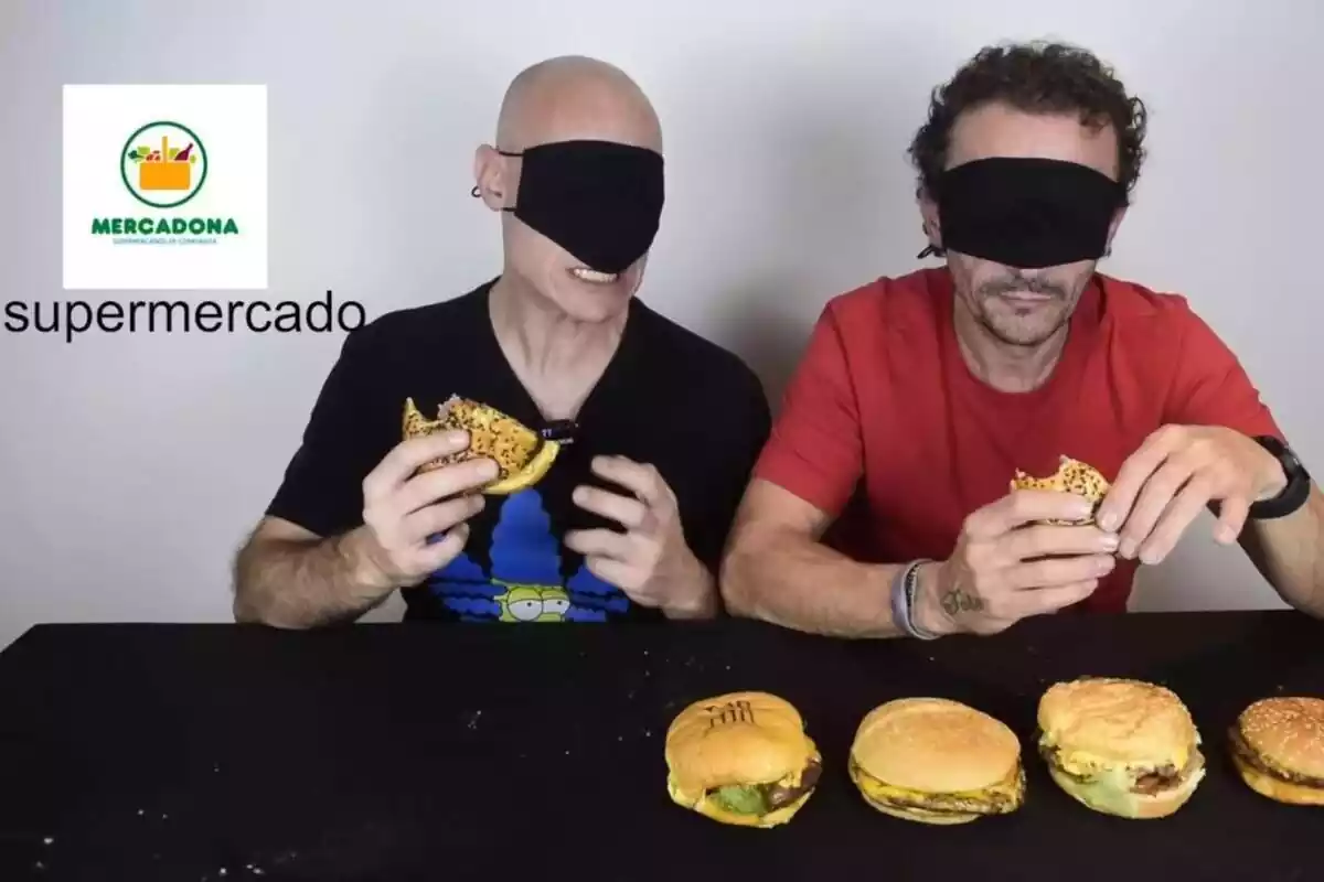 Dos personas con los ojos tapados con una mascarilla y probando distintas hamburguesas, con un logo de Mercadona a un lado