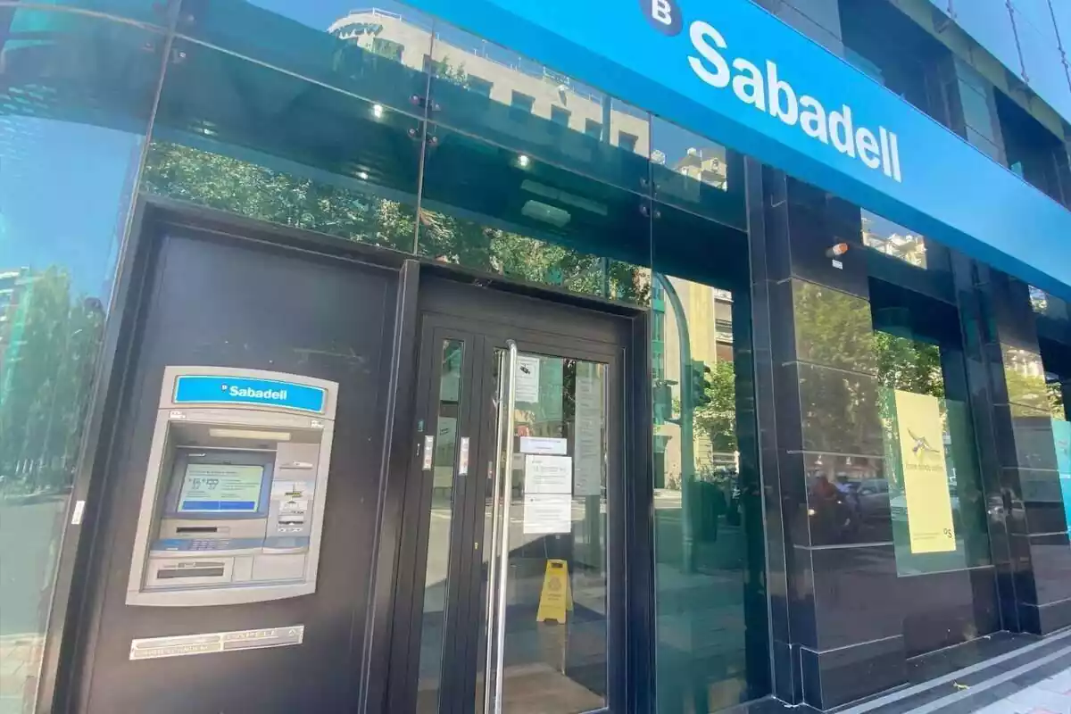 Puerta y cajero exterior de la oficina del Banco Sabadell