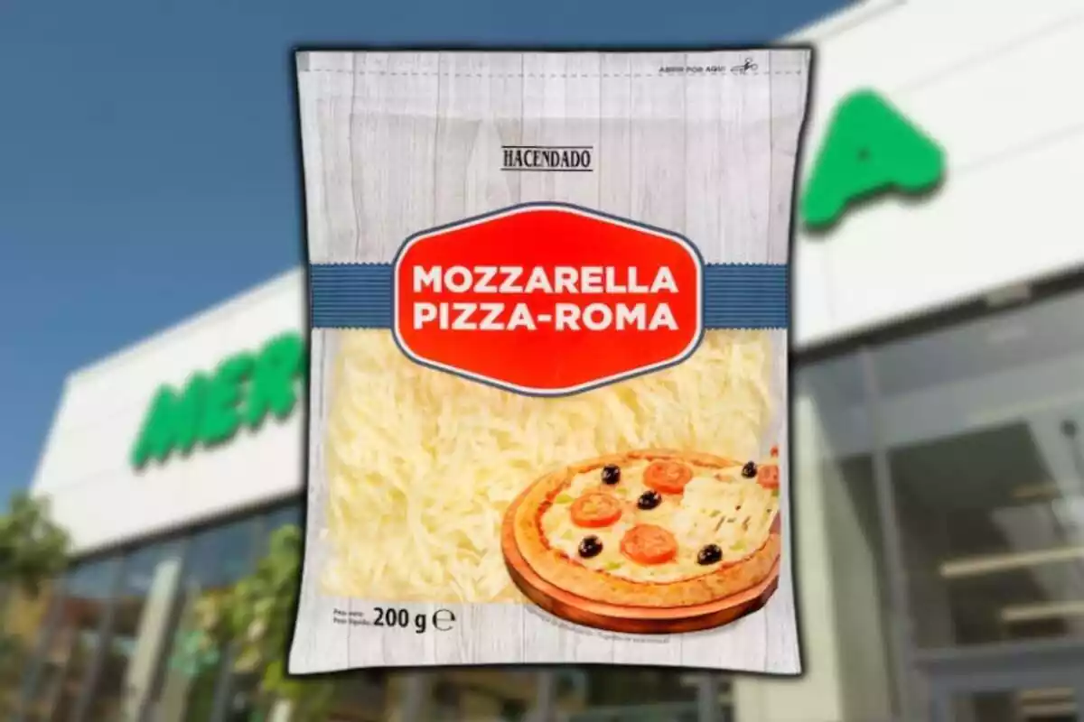 Montaje con tienda de Mercadona de fondo y paquete de mozzarella pizza-roma de Hacendado