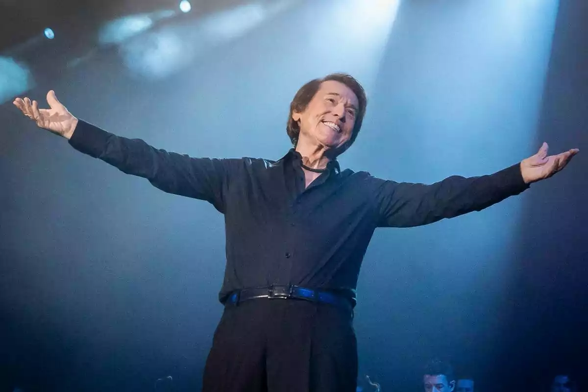 El cantante Raphael durante su actuación en la Maestranza, a 15 de septiembre de 2023, en Sevilla. El cantante Raphael durante su actuación en la Maestranza, a 15 de septiembre de 2023, en Sevilla.