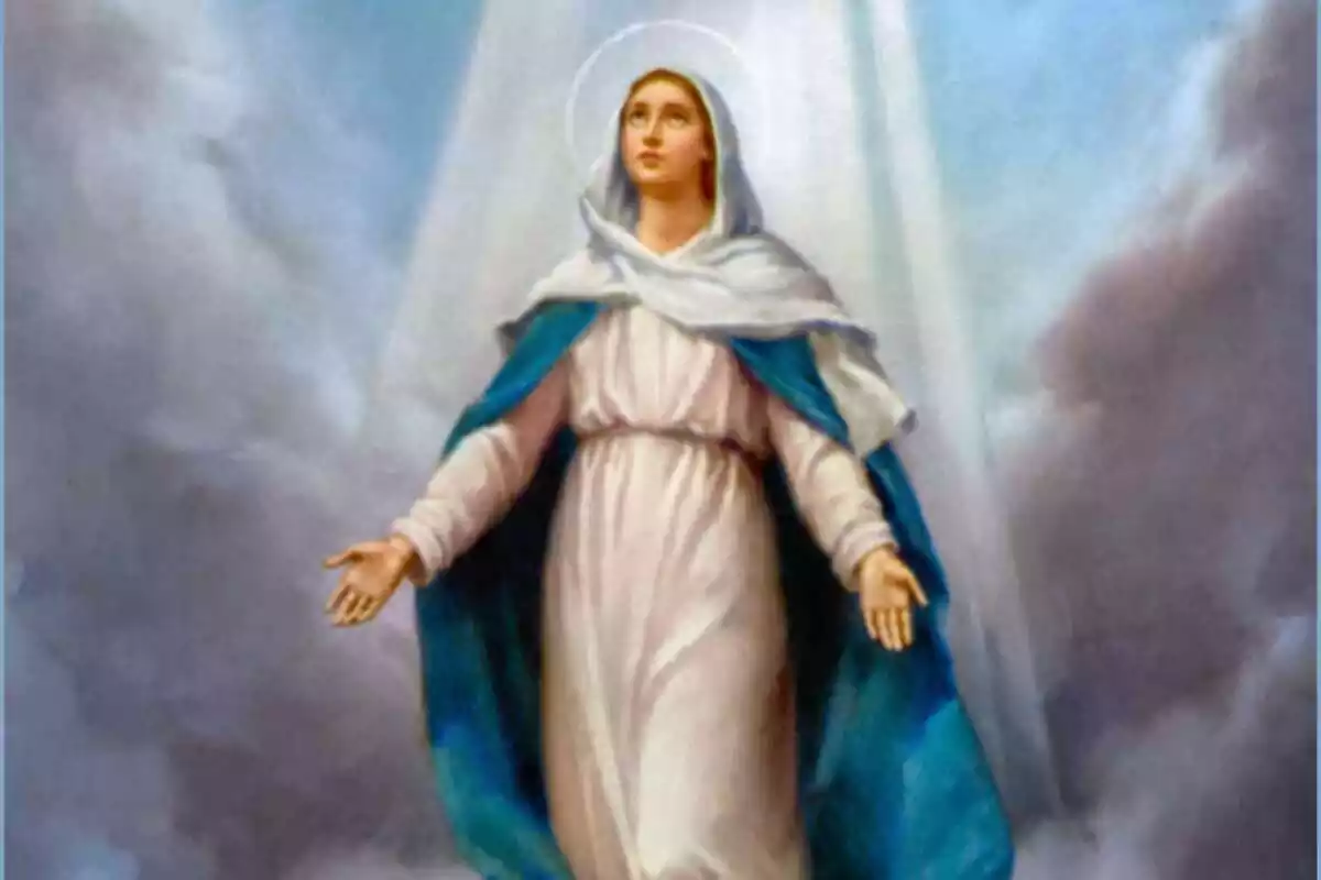 Retrato de Asunción de la Virgen María, en medio de la imagen, con un fondo nublado