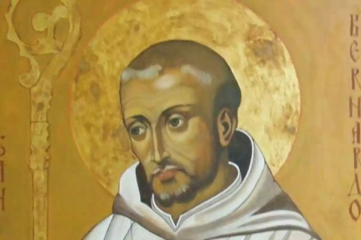 Retrato de la cara de San Bernardo de Claraval con la cara seria y el fondo de color dorado