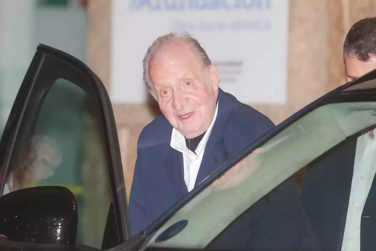 El Rey Juan Carlos sale del Real Club Náutico de Sanxenxo, a 25 de abril de 2025, en Sanxenxo. El Rey Juan Carlos sale del Real Club Náutico de Sanxenxo, a 25 de abril de 2025, en Sanxenxo.