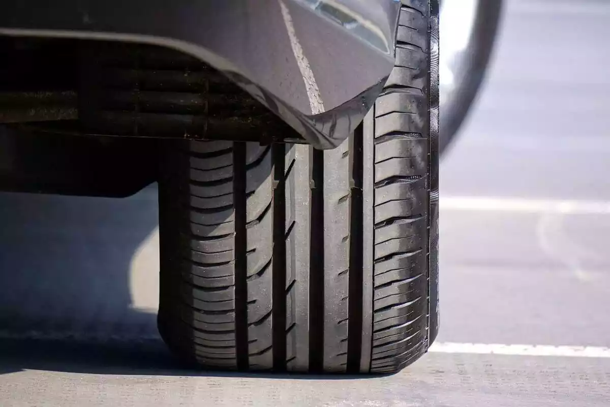 Un neumático de un coche