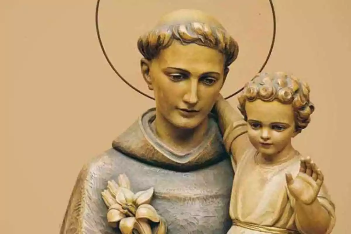 Primer plano de San Antonio de Padua con el niño Jesús