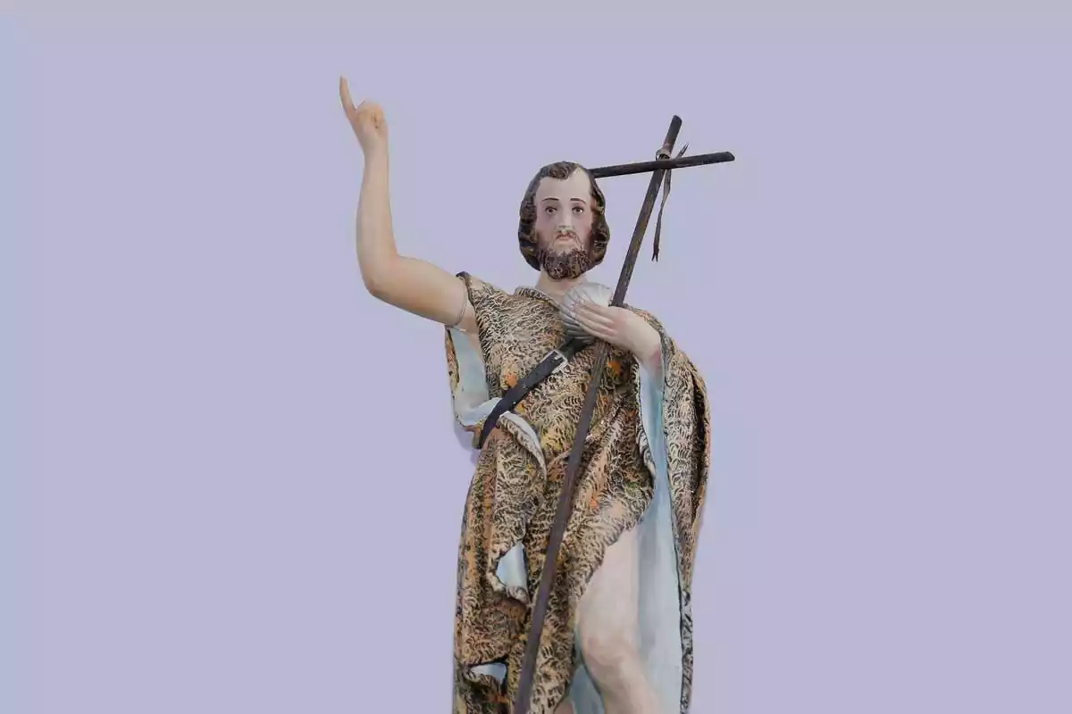 San Juan Bautista con una cruz en una mano y señalando con el dedo al cielo con la otra