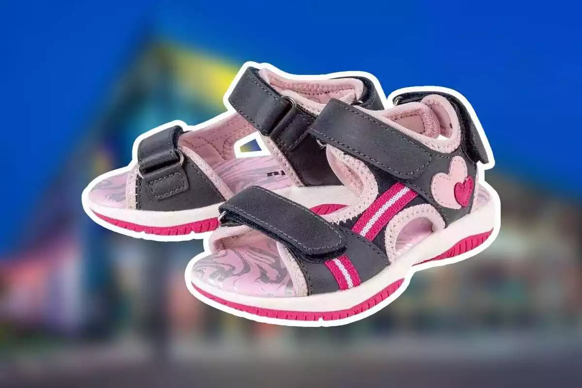 Montaje de fondo desenfocado de Lidl y sandalias infantiles rosas
