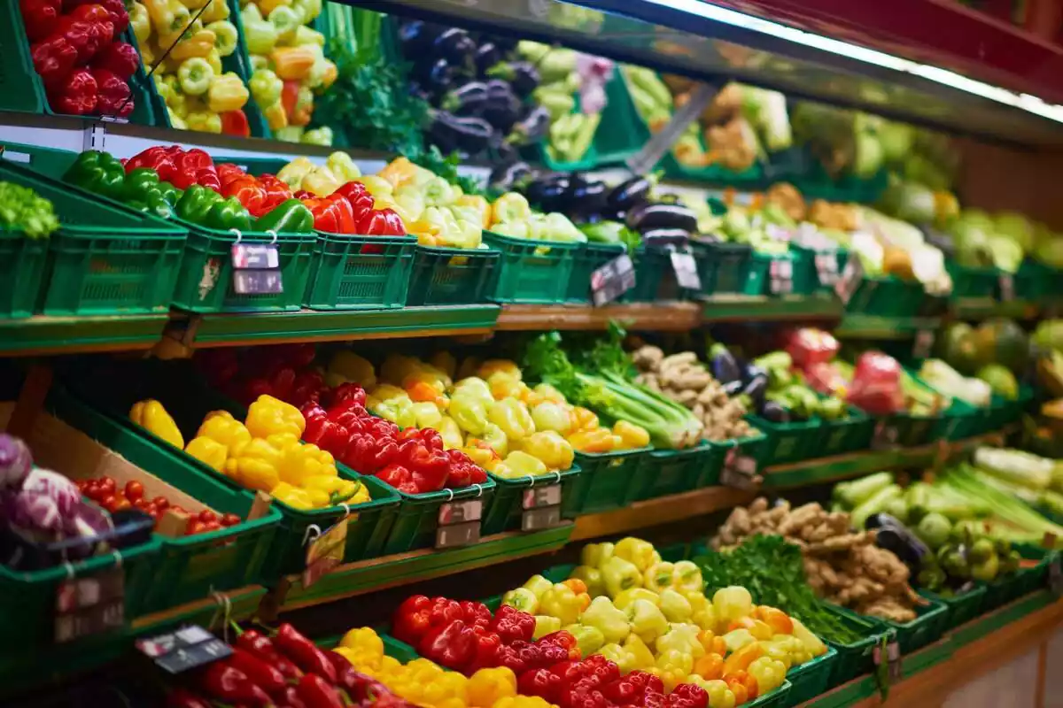 Sección de verduras en el interior de un supermercado