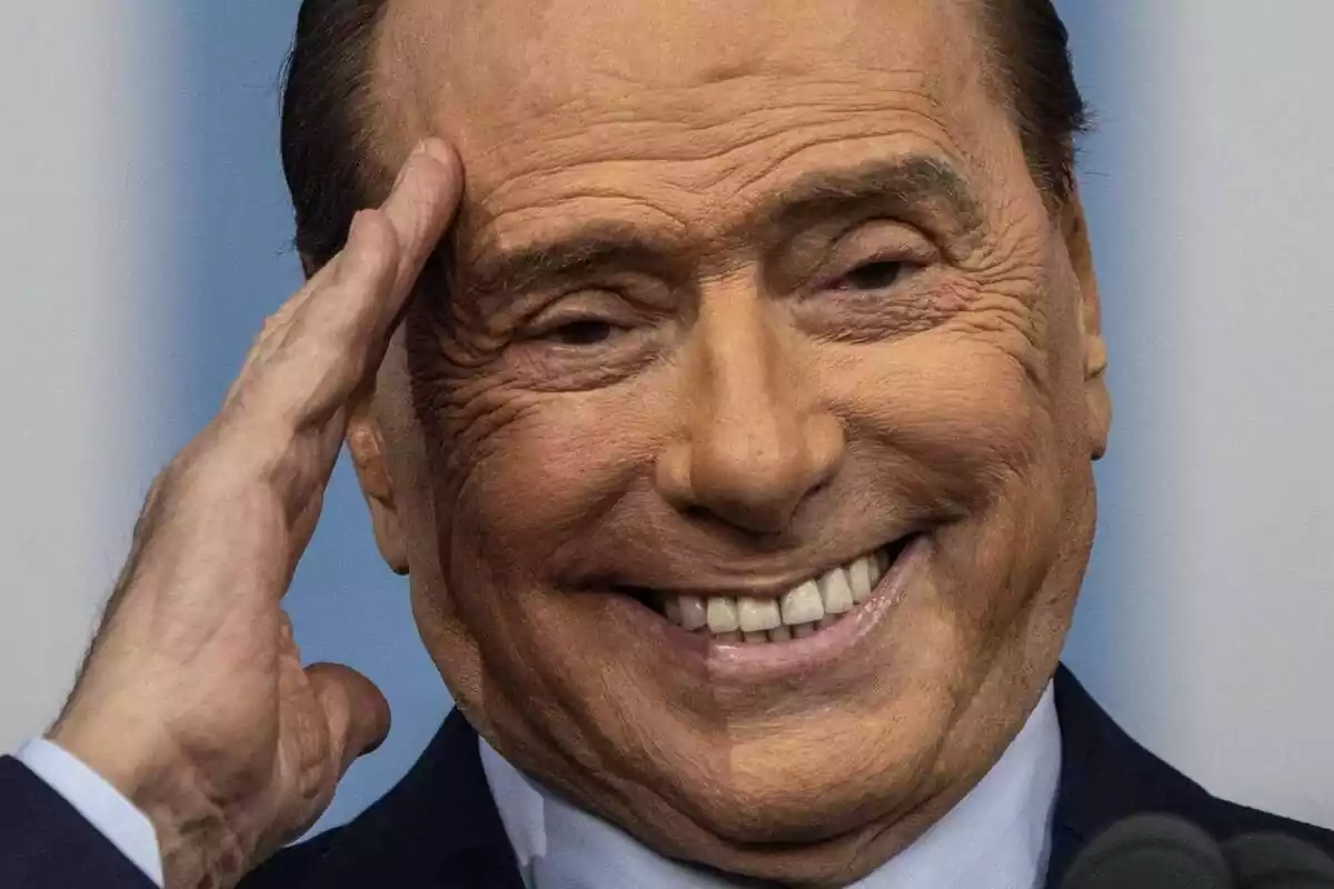 Primer plano del exprimer ministro italiano Silvio Berlusconi con una gran sonrisa