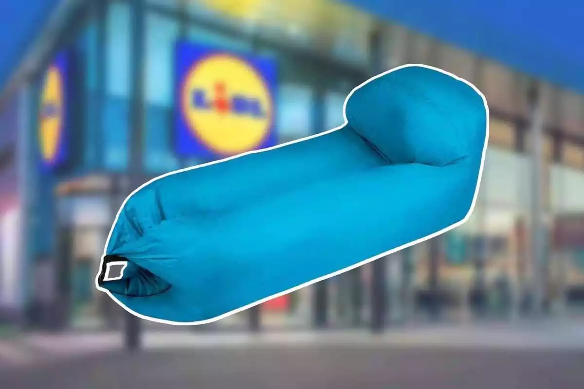 Montaje del sofá hinchable de color azul de Lidl encima de una foto desenfocada de una tienda Lidl
