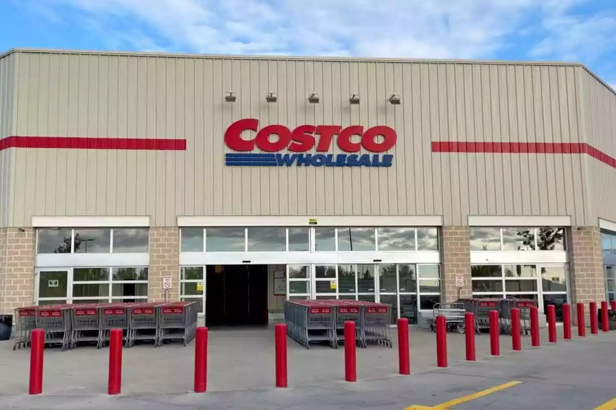 Puerta exterior de supermercado Costco