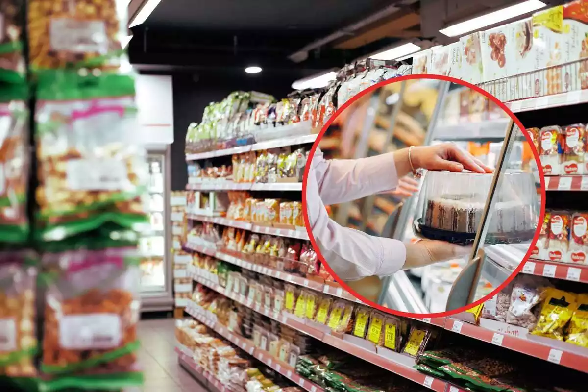 Montaje de un pasillo de un supermercado y una redonda con un pastel