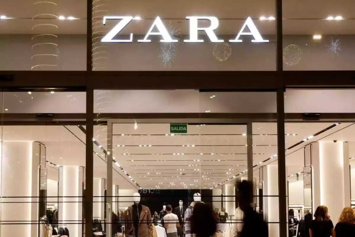 Entrada de la tienda de Zara donde aparece en grande el logo de la empresa