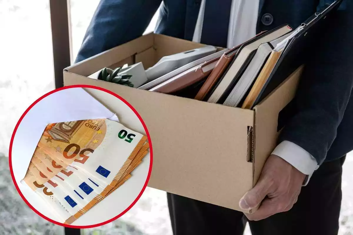 Montaje con una imagen de fondo de un trabajador con sus cosas de oficina recogidas en una caja y otra imagen de un sobre lleno de billetes de 50 euros