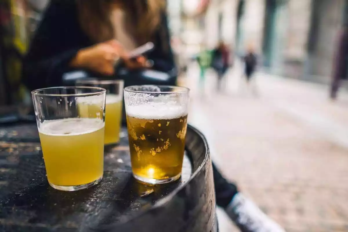 Tres vasos con cerveza en la terraza de un bar