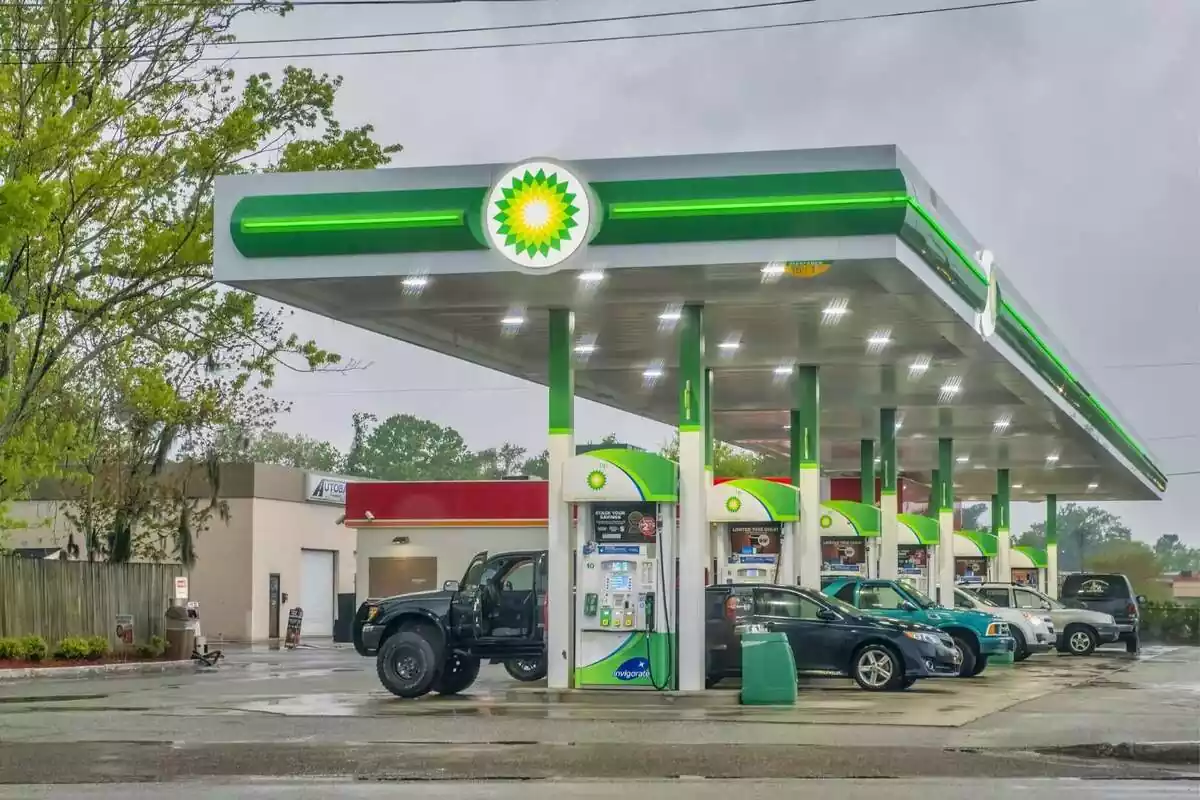 Vista general de una gasolinera de la marca BP con varios coches repostando