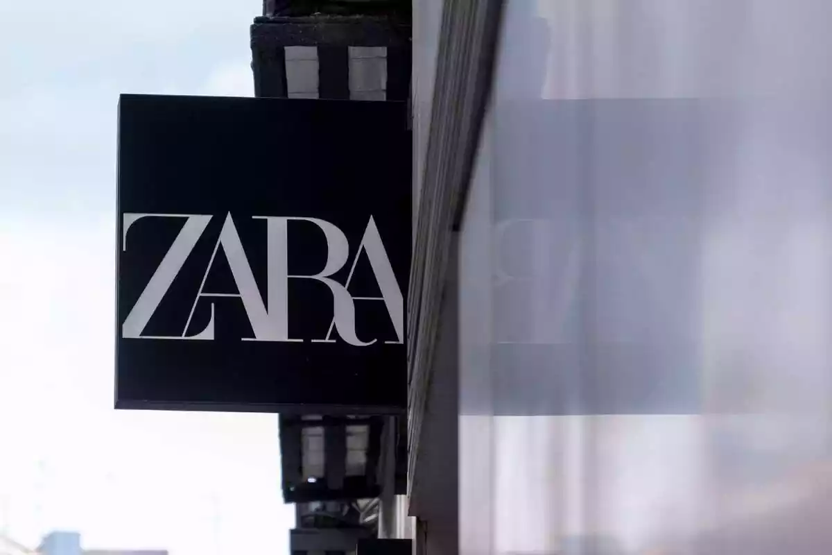 Un cartel de una tienda Zara, a 5 de marzo de 2022, en Madrid (España)