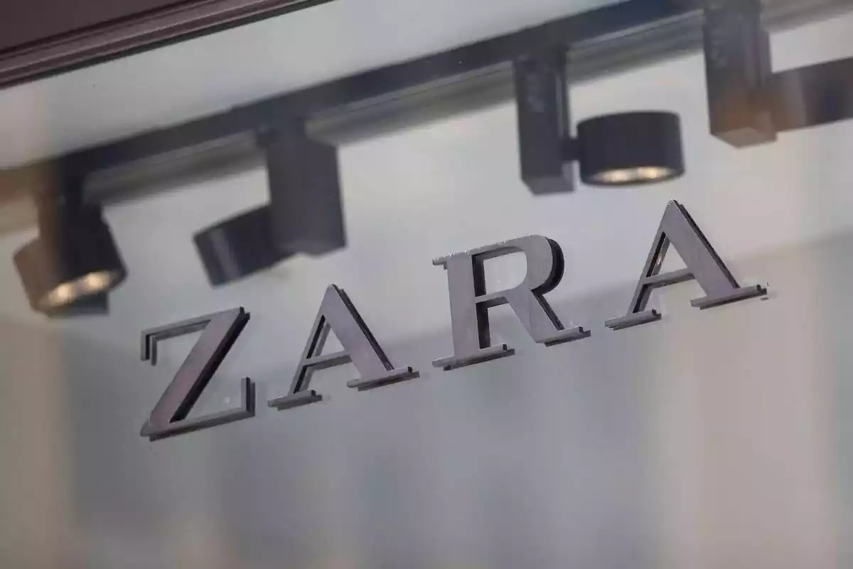 Letrero de la marca de ropa ZARA, a la entrada de una de sus tiendas