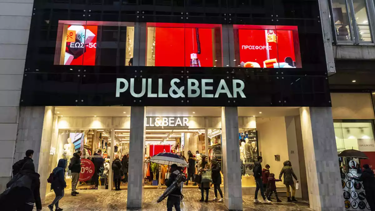 Exterior de una tienda Pull&Bear en Grecia, 2019